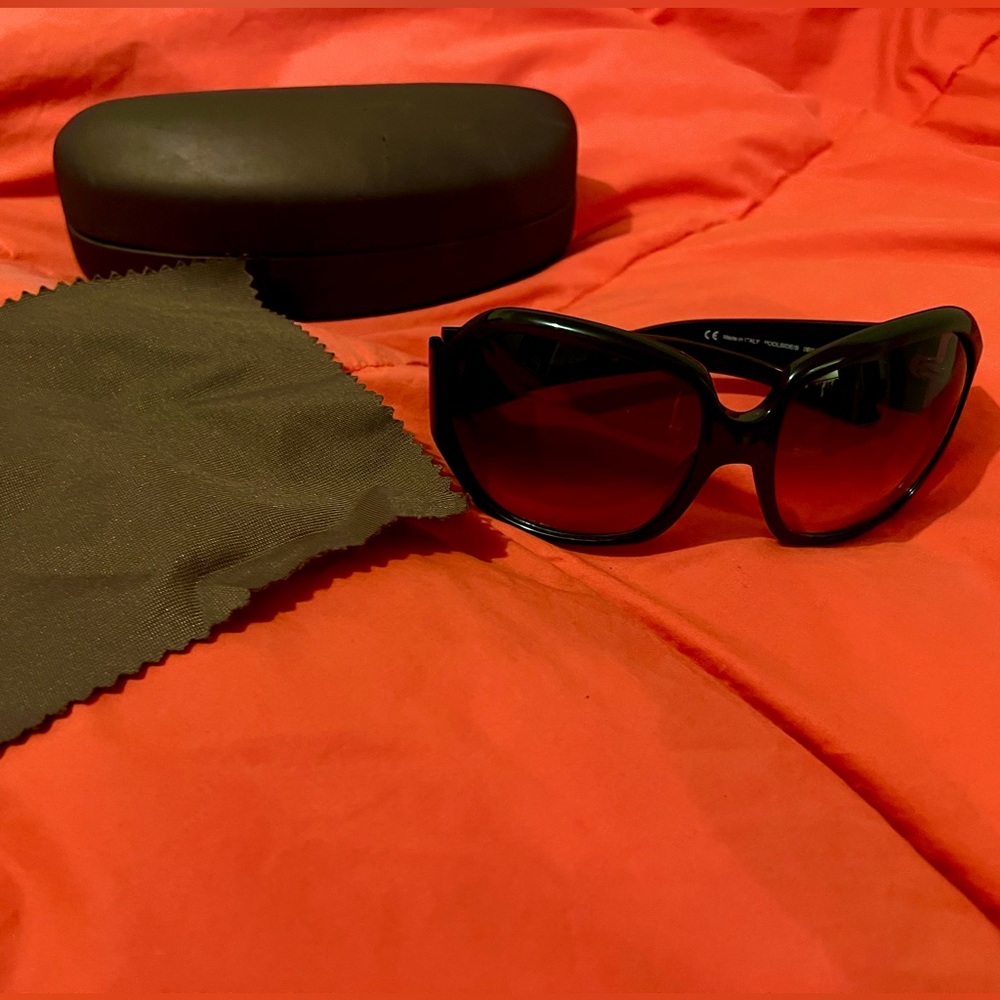 Juicy Couture Sunglasses. Brown glasses w/ brown lenses, case and cleaning cloth